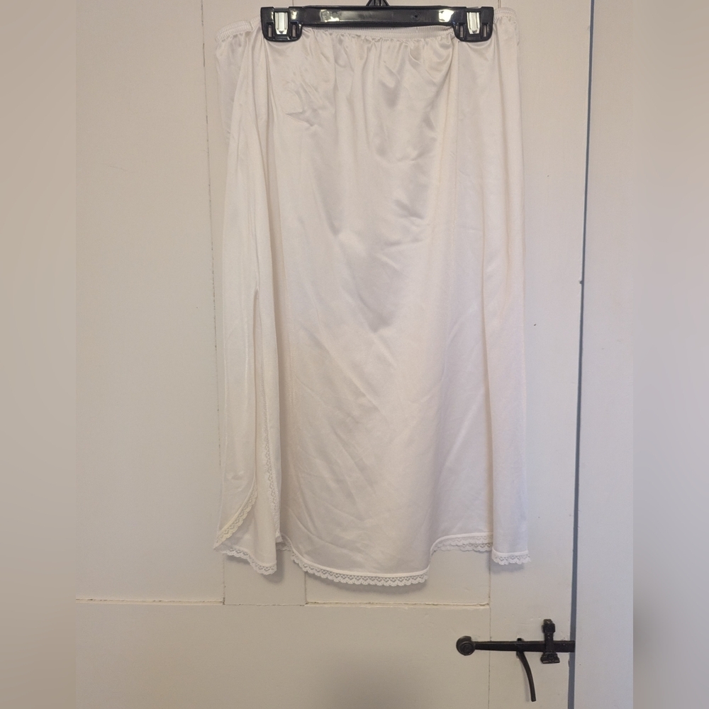 🤍 Vanity Fair Cream Half Slip Skirt Nylon M Going Out Date Night - Picture 3 of 8